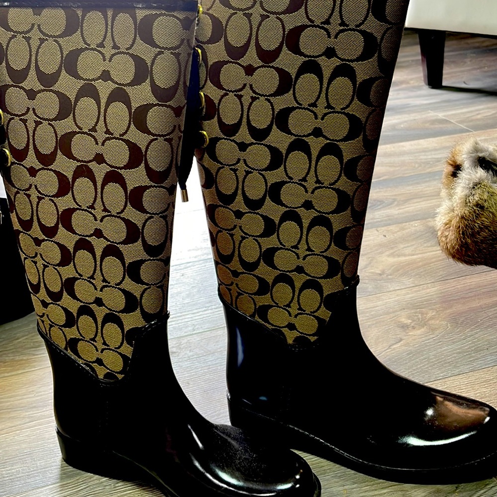 Beautiful ring authentic coach boots